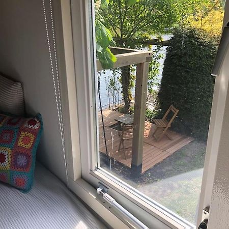 Gezellige Pipo Met Grote Schommel Aan Het Water Villa Medemblik Bagian luar foto