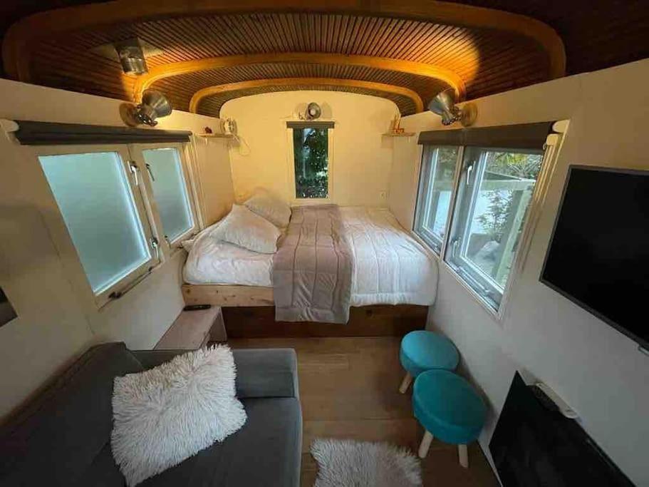 Gezellige Pipo Met Grote Schommel Aan Het Water Villa Medemblik Bagian luar foto