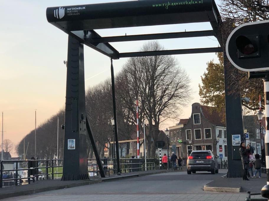 Gezellige Pipo Met Grote Schommel Aan Het Water Villa Medemblik Bagian luar foto