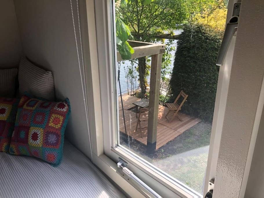 Gezellige Pipo Met Grote Schommel Aan Het Water Villa Medemblik Bagian luar foto