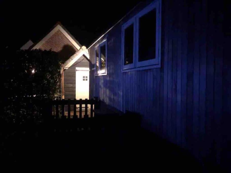 Gezellige Pipo Met Grote Schommel Aan Het Water Villa Medemblik Bagian luar foto