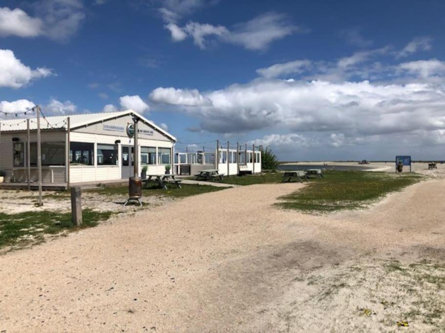 Gezellige Pipo Met Grote Schommel Aan Het Water Villa Medemblik Bagian luar foto