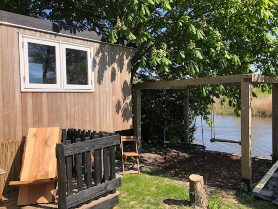 Gezellige Pipo Met Grote Schommel Aan Het Water Villa Medemblik Bagian luar foto
