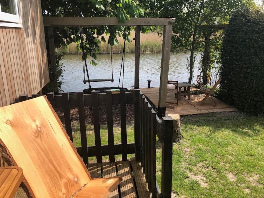 Gezellige Pipo Met Grote Schommel Aan Het Water Villa Medemblik Bagian luar foto