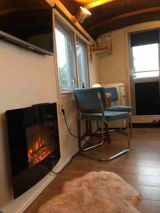 Gezellige Pipo Met Grote Schommel Aan Het Water Villa Medemblik Bagian luar foto