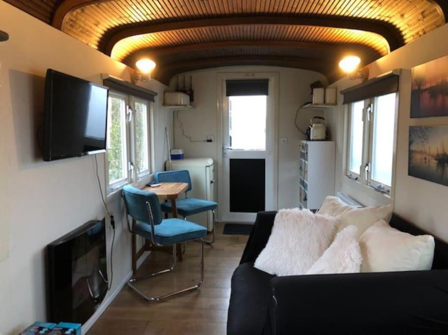 Gezellige Pipo Met Grote Schommel Aan Het Water Villa Medemblik Bagian luar foto