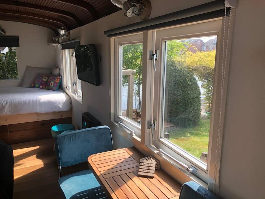 Gezellige Pipo Met Grote Schommel Aan Het Water Villa Medemblik Bagian luar foto