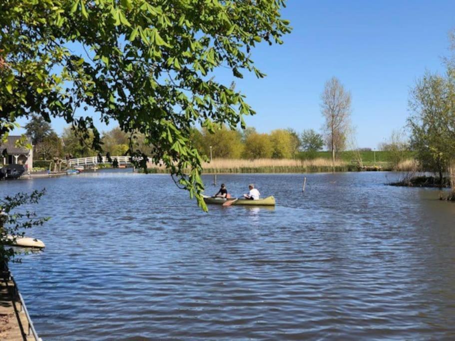 Gezellige Pipo Met Grote Schommel Aan Het Water Villa Medemblik Bagian luar foto