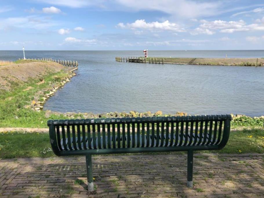 Gezellige Pipo Met Grote Schommel Aan Het Water Villa Medemblik Bagian luar foto
